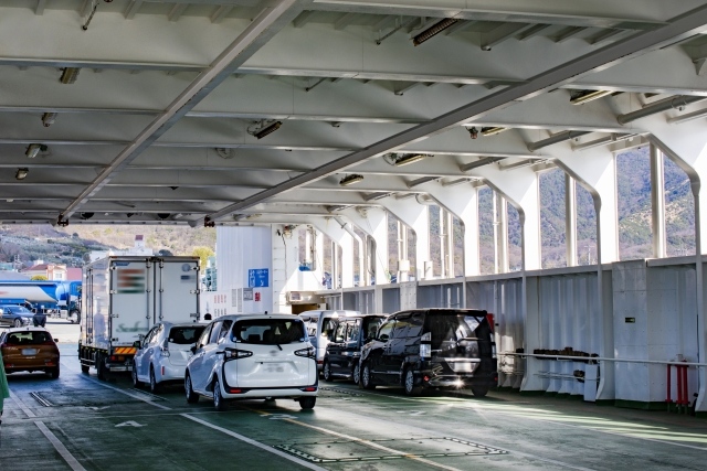 カーフェリーの乗車用デッキ