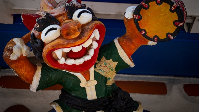 エイサーをやっているシーサー