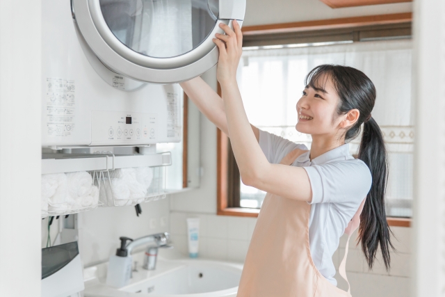 乾燥機を使用している女性