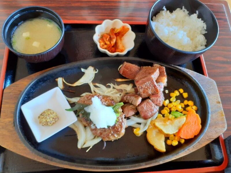 カウベルのあか牛サイコロステーキ&和風おろしハンバーグ
