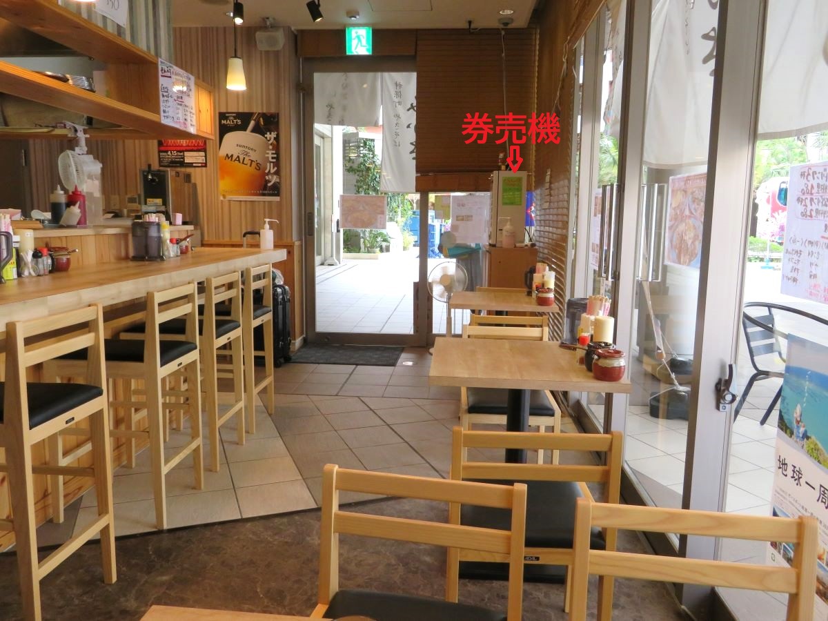 神保町やきそばみかさ沖縄店の店内