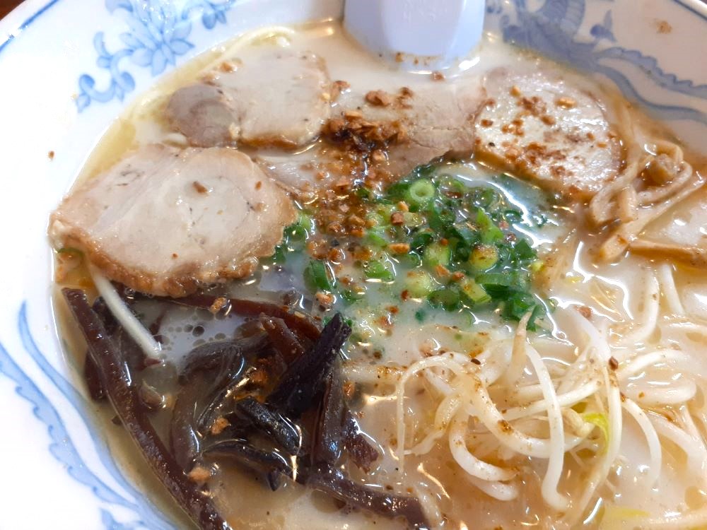 にんにくチップのかかったこむらさきの王様ラーメン