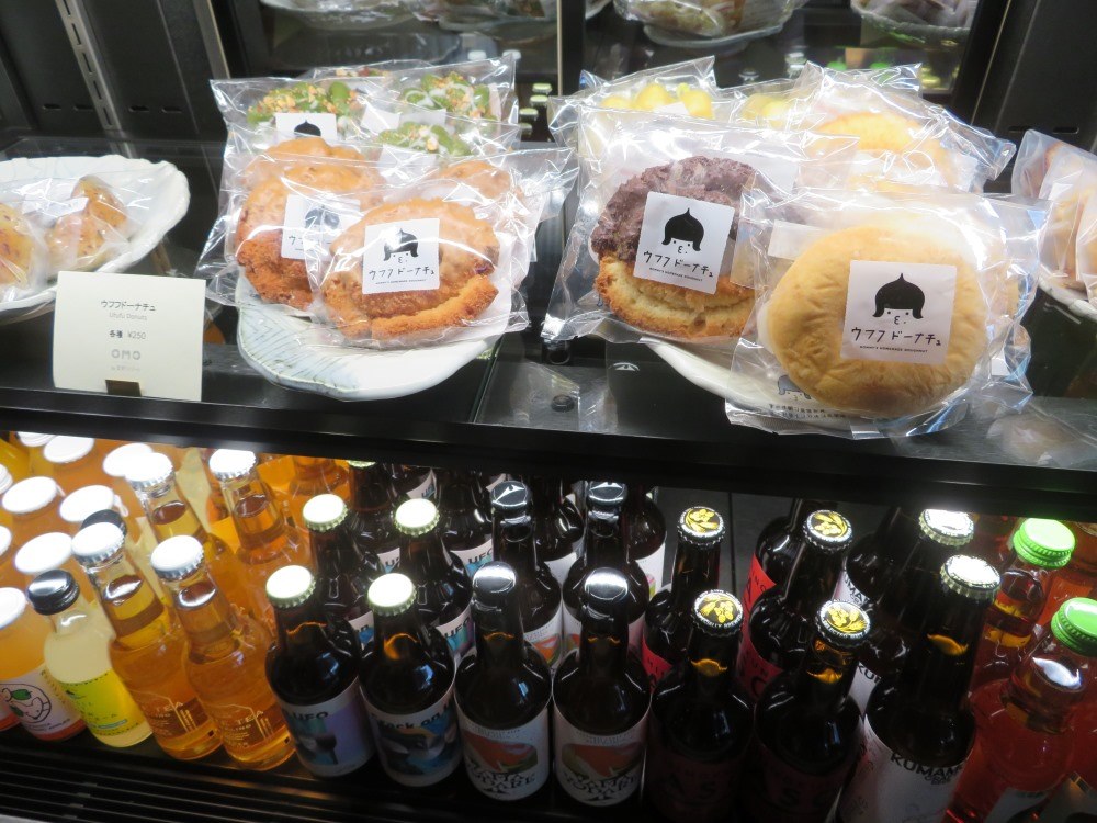 OMO5熊本のOMOカフェで売っているドーナツとビール