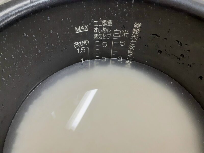 炊飯器の中の洗った米