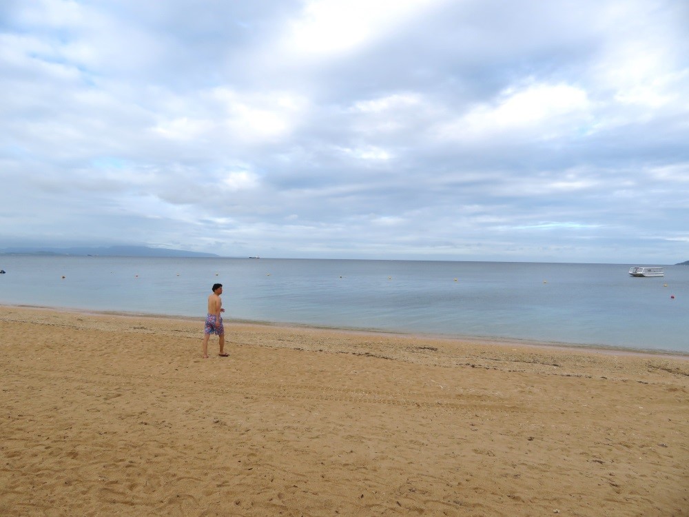 12月の沖縄で海に入る人
