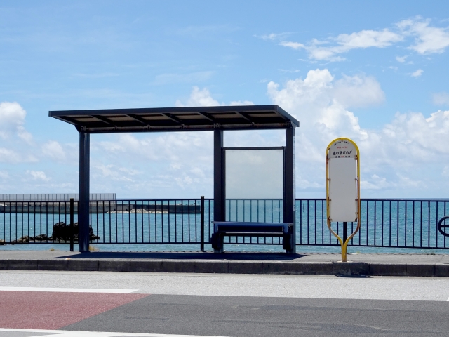 沖縄の海の見えるバス停