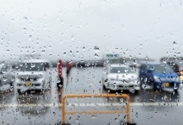 雨の駐車場