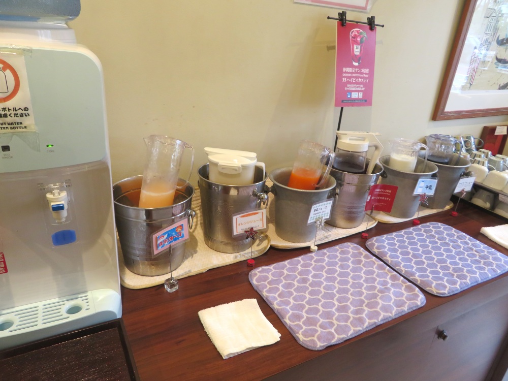 ユクエスタ旭橋の朝食会場ドリンクコーナー