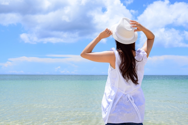沖縄の海を見ている女性