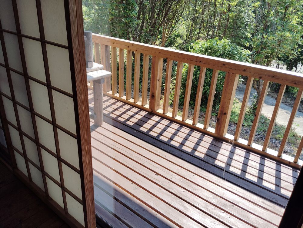 コテージ山霧のウッドデッキ