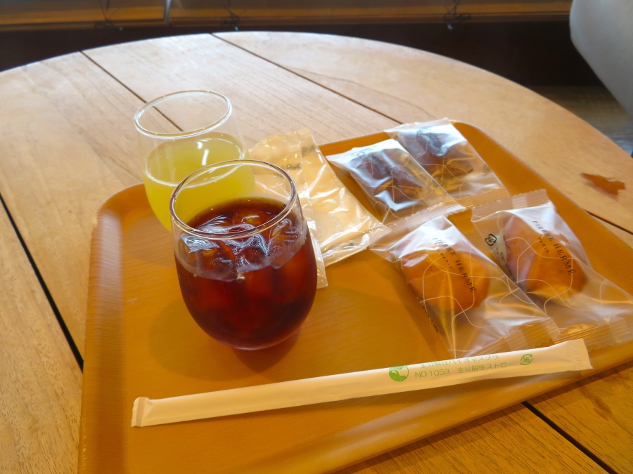 ピエール・エルメ・パリの焼き菓子とドリンクセット