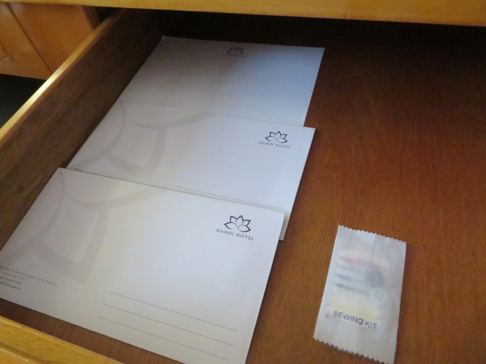 ハノイホテルのレターセットとソーイングセット