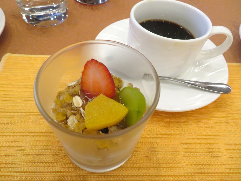 ハノイホテル朝食ビュッフェのコーヒーとデザート