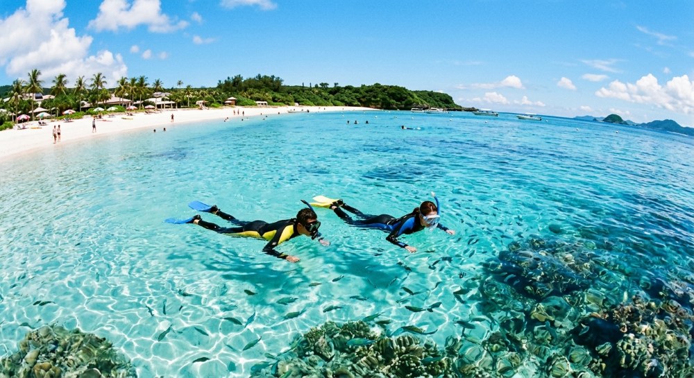 シュノーケリングをする男女